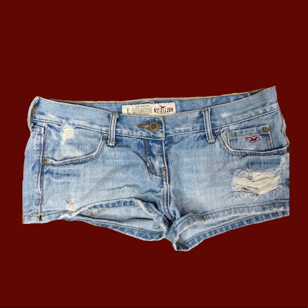 HOLLISTER LIGHT WASH DENIM BOOTY SHORTS !